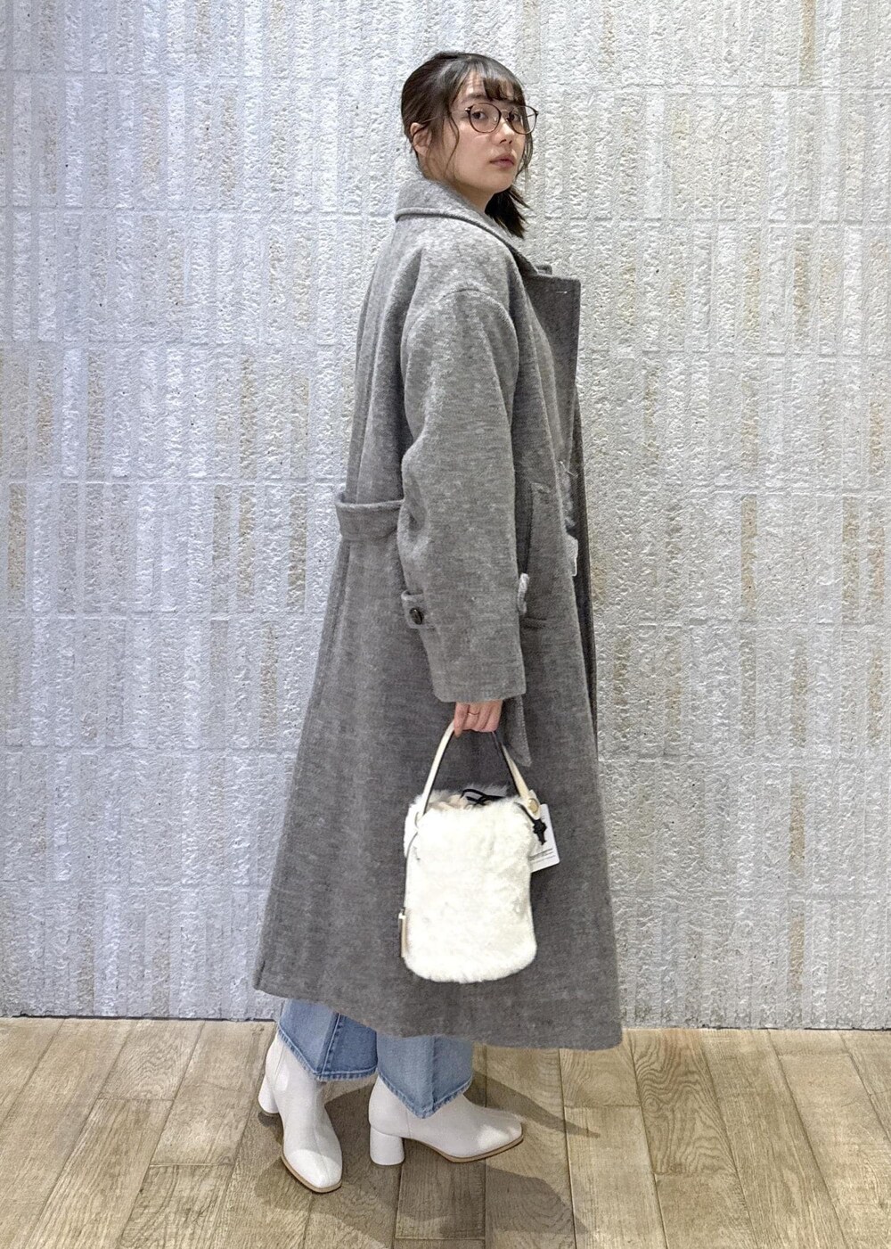 「尾州コート、グレー、メタル釦、ファー、ホワイト、デニム、ストレート、ショートブーツ、サックス、初冬コーデ、冬コーデ、お出かけコーデ、女子会コーデ、大人カジュアル、パンツスタイル」｜「Juzeのストレッチヒールショートブーツ（ブーツ、ホワイト系）」を使った、あおいさん（レディース・158cm）の冬コーディネートの4枚目の写真