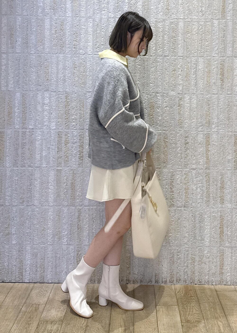 「イエロー、2way、リボン、刺繍、グレー、ニット、A4サイズ対応、キナリ、フレアスカート、ショートブーツ、初春コーデ、春コーデ、デートコーデ、お出かけコーデ、旅行コーデ」｜「VISの【A4収納】ホーボーバッグ（トートバッグ、ホワイト系）」を使った、あおいさん（レディース・158cm）の冬コーディネートの4枚目の写真