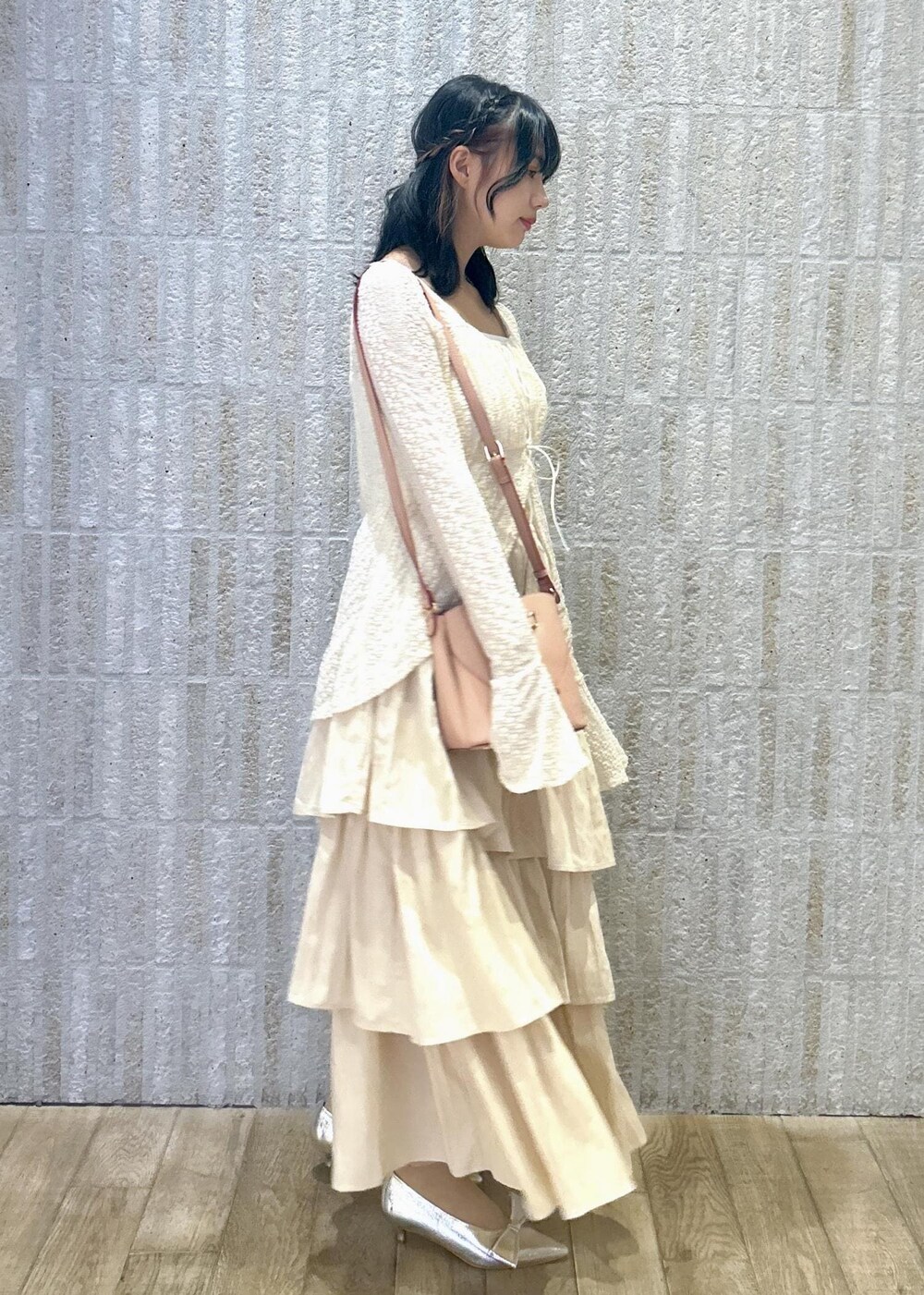 「カーディガン、フリル、レース、ブラウス、カップ付きインナー、シルバー、ハートバック、ハート、ティアード、オフホワイト、ティアードスカート、初秋コーデ、秋コーデ、デートコーデ、お出かけコーデ」｜「Juzeの【ご好評につき追加生産】ビッグリボンパンプス（パンプス、シルバー系）」を使った、あおいさん（レディース・158cm）の秋コーディネートの4枚目の写真