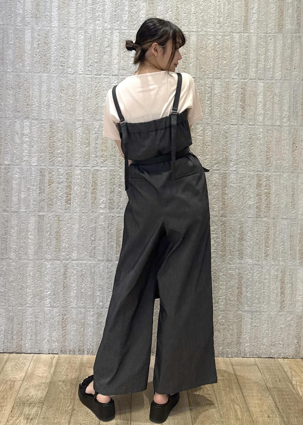 「ドレープ、Tシャツ、半袖、オールインワン、デニム、ベルト付き、カゴバック、ハートバック、2way、フリル、厚底、初春コーデ、春コーデ、初夏コーデ、夏コーデ」｜「VISの28mm幅ダブルDバックルベルト（ベルト、ブラック系）」を使った、あおいさん（レディース・158cm）の夏コーディネートの3枚目の写真