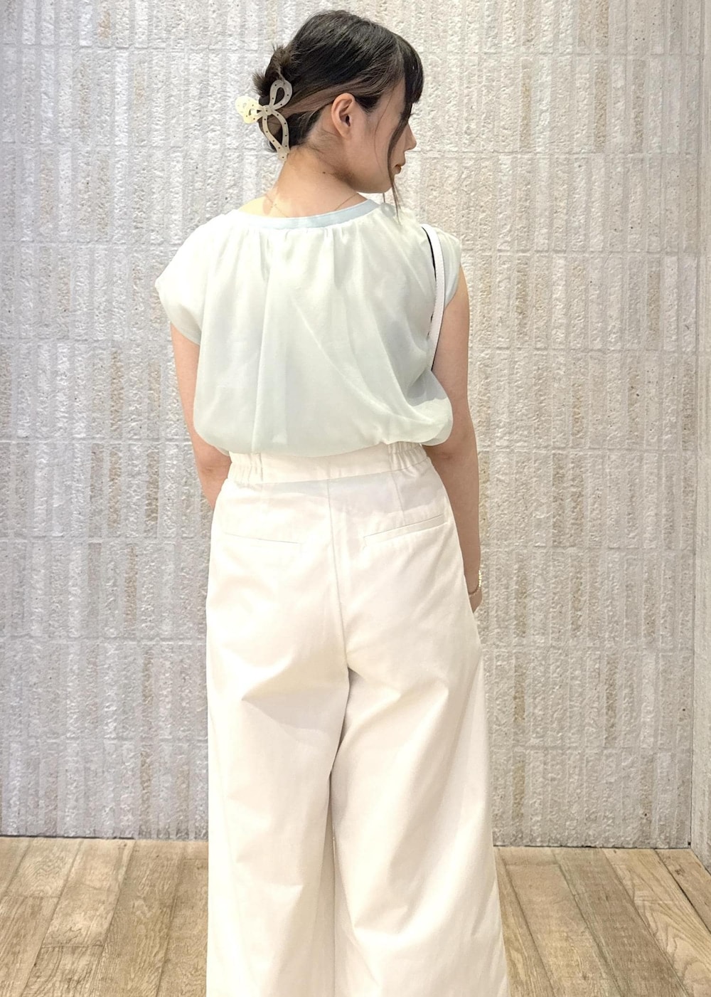 「カップ付きインナー、ロゴ、ハイウェスト、足長効果、2way、ショルダー、厚底、初春コーデ、春コーデ、初夏コーデ、夏コーデ、デートコーデ、お出かけコーデ、旅行コーデ、アウトドアコーデ」｜「VISの【選べる着丈】カップ付きロゴ刺繍Wストラップキャミソール【洗える】（キャミソール、ホワイト系）」を使った、あおいさん（レディース・158cm）の夏コーディネートの6枚目の写真
