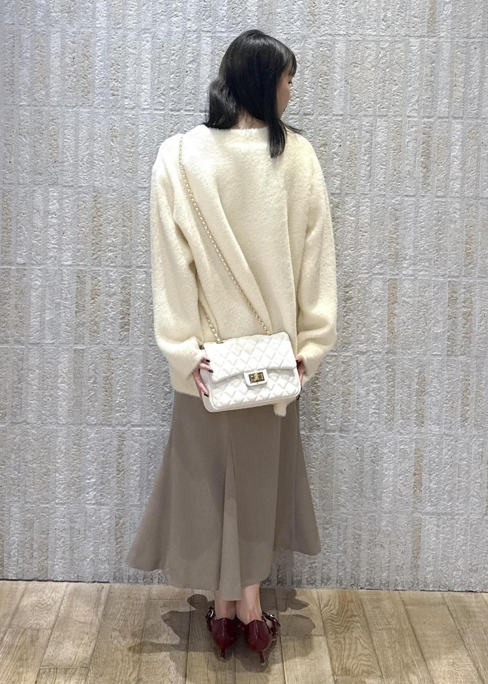 「フレアスリーブ、キナリ、レース、ビスチェ、ブラウン、ベージュ、マーメイド、ウーリッシュ、ファー、メタル、キルティング、ホワイト、ゴールドチェーン、レッド、ヒール」｜「VISのレースフレアースリーブトップス（Tシャツ/カットソー、ホワイト系）」を使った、あおいさん（レディース・158cm）の秋コーディネートの8枚目の写真