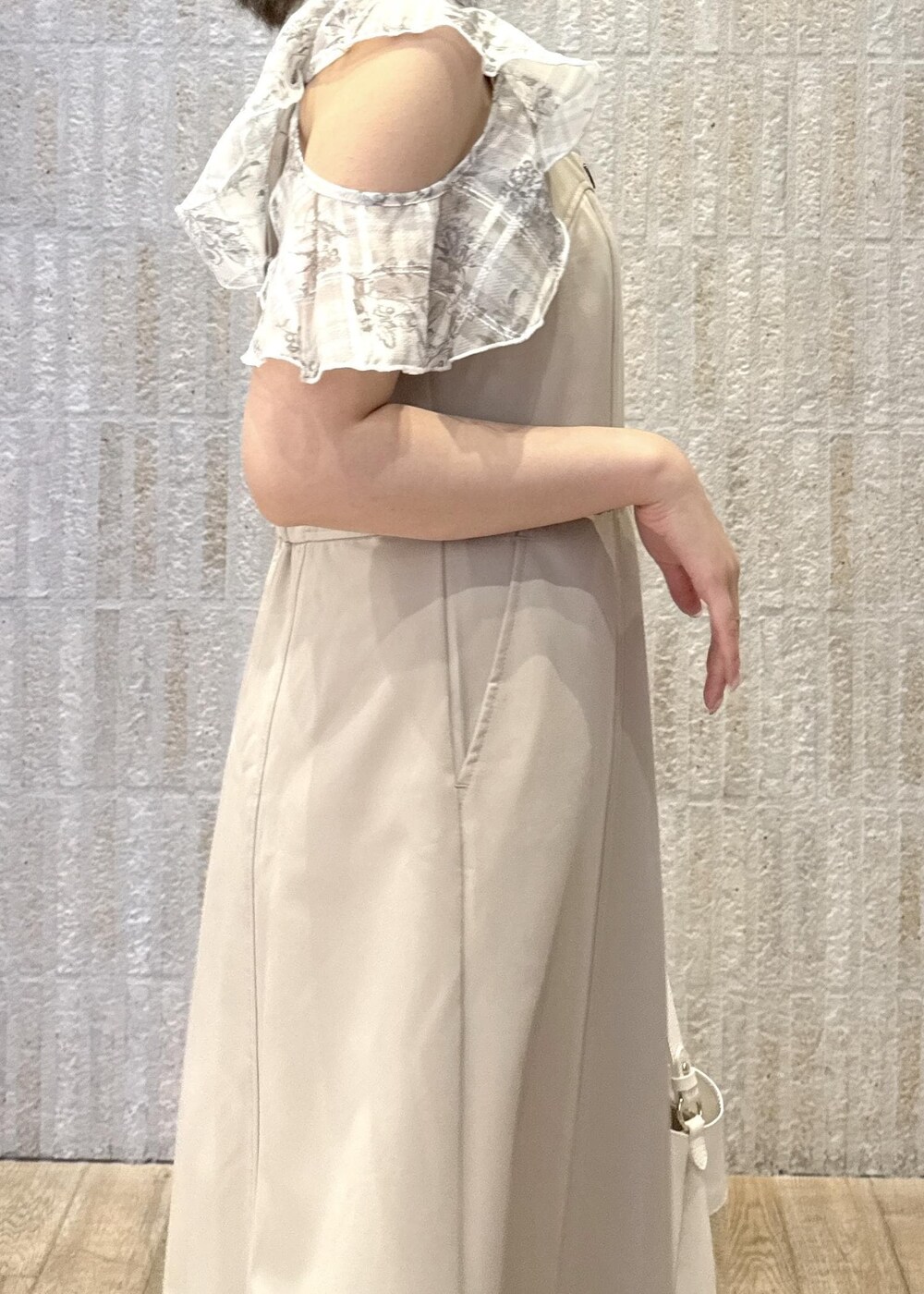「シアーチェック、ブルー、チェック、ショルダー、2way、POLO、ロゴ、カップ付きインナー、ハートバック、カゴバック、肩紐調整、初春コーデ、春コーデ、初夏コーデ、夏コーデ」｜「VISの【選べる着丈】カップ付きロゴ刺繍Wストラップキャミソール【洗える】（キャミソール、ホワイト系）」を使った、あおいさん（レディース・158cm）の夏コーディネートの8枚目の写真