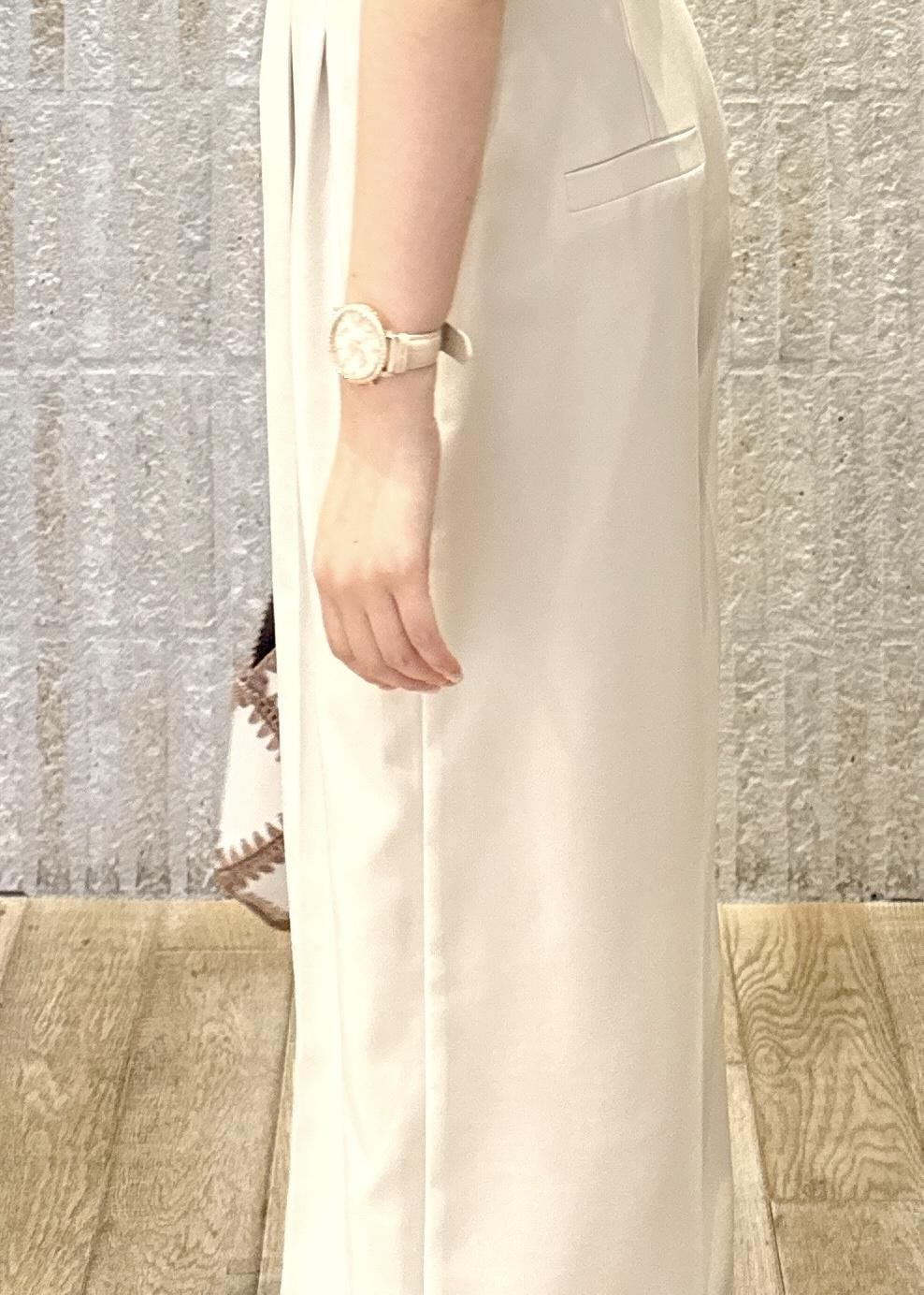 「リボン、2way、カップ付きインナー、ロゴ、厚底、初春コーデ、春コーデ、初夏コーデ、夏コーデ、デートコーデ、お出かけコーデ、推し活コーデ、女子会コーデ、パンツスタイル、カジュアルコーデ」｜「VISの【選べる着丈】カップ付きロゴ刺繍Wストラップキャミソール【洗える】（キャミソール、ホワイト系）」を使った、あおいさん（レディース・158cm）の春コーディネートの6枚目の写真