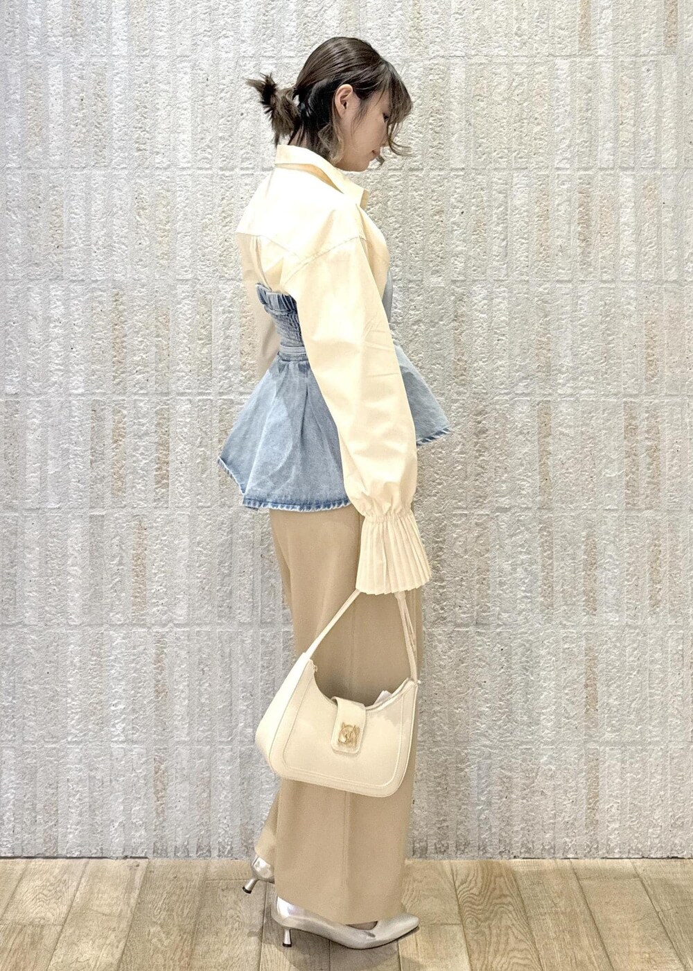「袖プリーツ、2way、デニム、チノパン、クリーム、サックス、ワンハンドル、リボン、シルバー、ヒール、初春コーデ、春コーデ、デートコーデ、お出かけコーデ、女子会コーデ」｜「VISの【新色追加】ハンドルリボンワンショルダーバッグ（ハンドバッグ、ホワイト系）」を使った、あおいさん（レディース・158cm）の春コーディネートの4枚目の写真