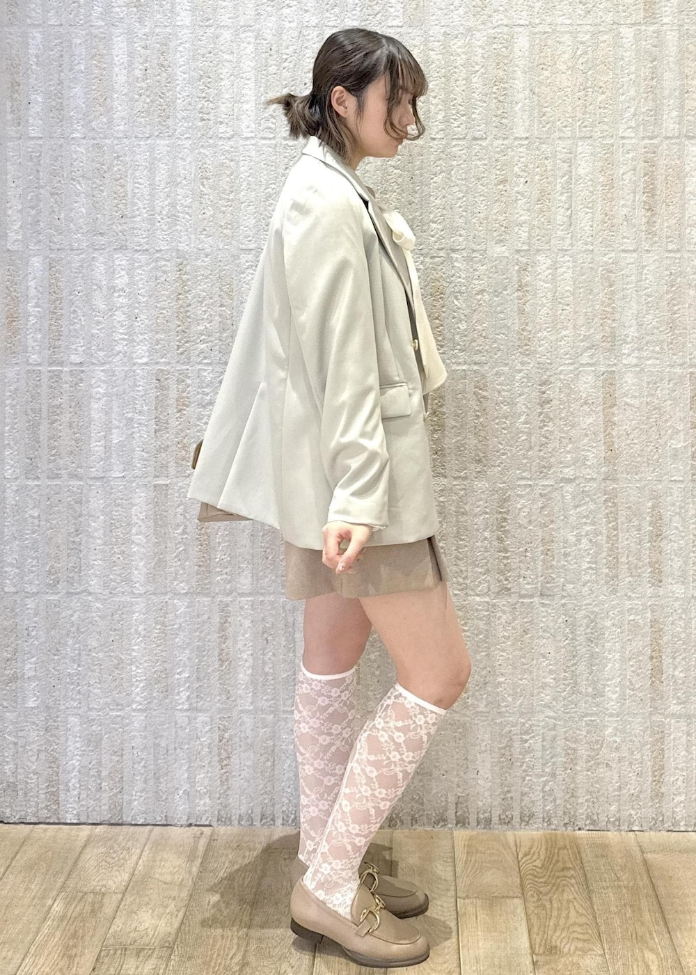 「ボウタイブラウス、リボン、コンフォート、プリーツ、ワンハンドル、洗える、シワ防止、初春コーデ、春コーデ、デートコーデ、お出かけコーデ、女子会コーデ、レイヤード、パンツスタイル、VIS」｜「VISの【セレモニー/通勤対応】【新色追加】ひねり金具ワンハンドルミニショルダーバッグ（ショルダーバッグ、ベージュ系）」を使った、あおいさん（レディース・158cm）の春コーディネートの4枚目の写真