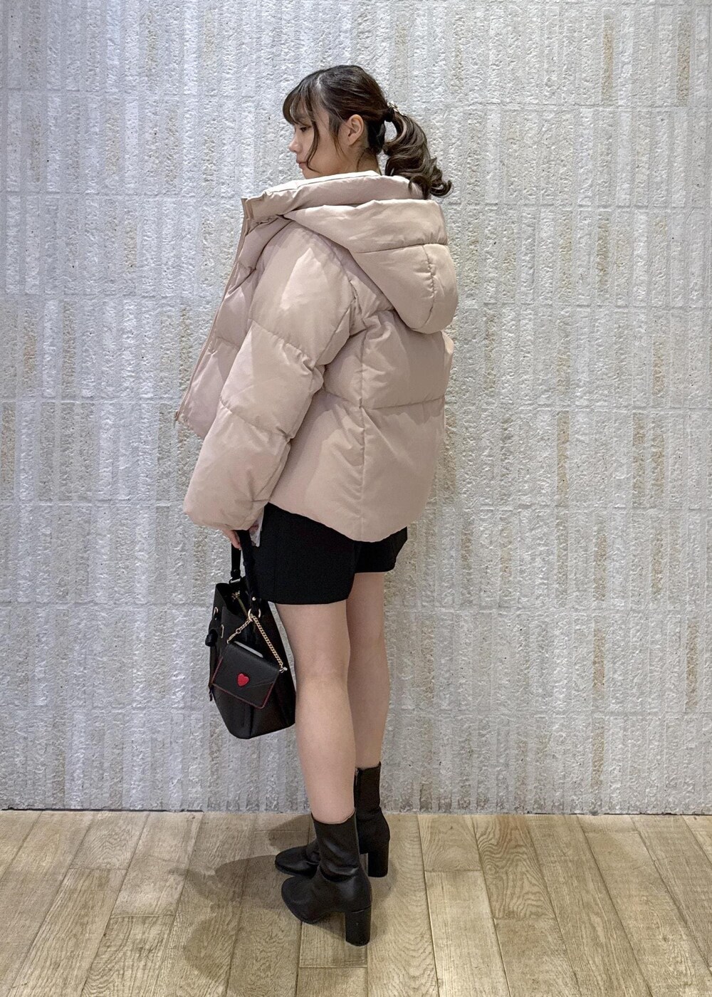 「ダウン、ピンク、グレー、バックリボン、ベロア、ニット、ボンディング加工、ブラック、ミニスカート、ハートバック、ラブレター、ショートブーツ、初冬コーデ、冬コーデ、デートコーデ」｜「Juzeのストレッチヒールショートブーツ（ブーツ、ブラック系）」を使った、あおいさん（レディース・158cm）の冬コーディネートの2枚目の写真