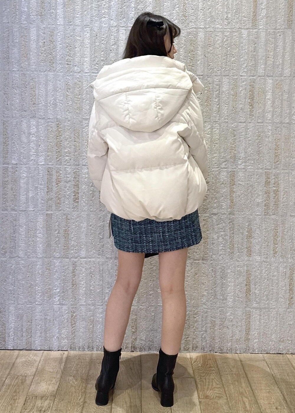 「ダウン、ホワイト、セットアイテム、カーディガン、ビスチェ付き、ミニ丈、バニティ、ターコイズ、ゴールド、キルティング、ショートブーツ、初冬コーデ、冬コーデ、デートコーデ、お出かけコーデ」｜「Juzeのストレッチヒールショートブーツ（ブーツ、ブラック系）」を使った、あおいさん（レディース・158cm）の冬コーディネートの3枚目の写真