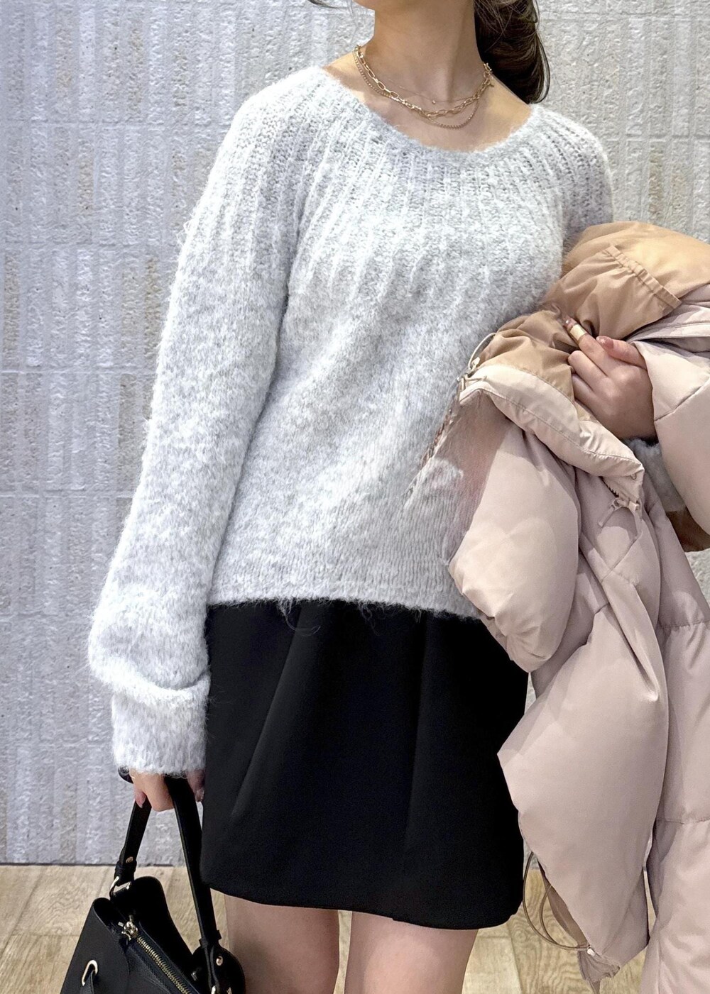 「ダウン、ピンク、グレー、バックリボン、ベロア、ニット、ボンディング加工、ブラック、ミニスカート、ハートバック、ラブレター、ショートブーツ、初冬コーデ、冬コーデ、デートコーデ」｜「Juzeのストレッチヒールショートブーツ（ブーツ、ブラック系）」を使った、あおいさん（レディース・158cm）の冬コーディネートの9枚目の写真