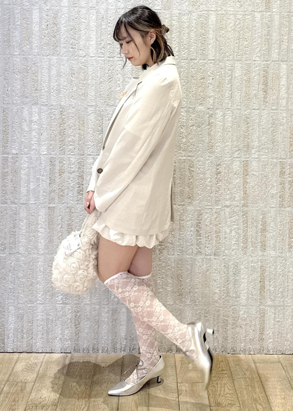 「ボタン、短丈、洗える、キナリ、透け感、バルーンスカート、バルーン、バラ、バック、リボンパンプス、ヒール、初春コーデ、春コーデ、デートコーデ、お出かけコーデ」｜「Juzeのリボンヒールパンプス（パンプス、シルバー系）」を使った、あおいさん（レディース・158cm）の春コーディネートの2枚目の写真