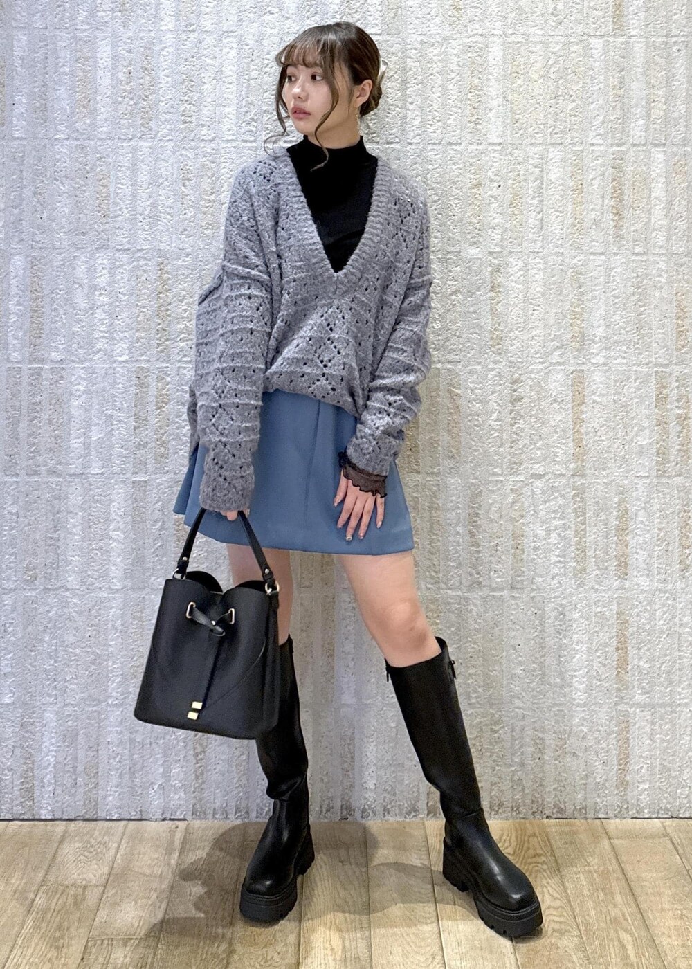 「インナー、タートルネック、ブラック、グレー、ニット、Vネック、ミックスカラー、ラメ、フレア、ミニスカート、ブルー、ハートバック、厚底ブーツ、ロング、秋コーデ」｜「Juzeのサイドバックルタンクソールロングブーツ（ブーツ、ブラック系）」を使った、あおいさん（レディース・158cm）の冬コーディネートの5枚目の写真