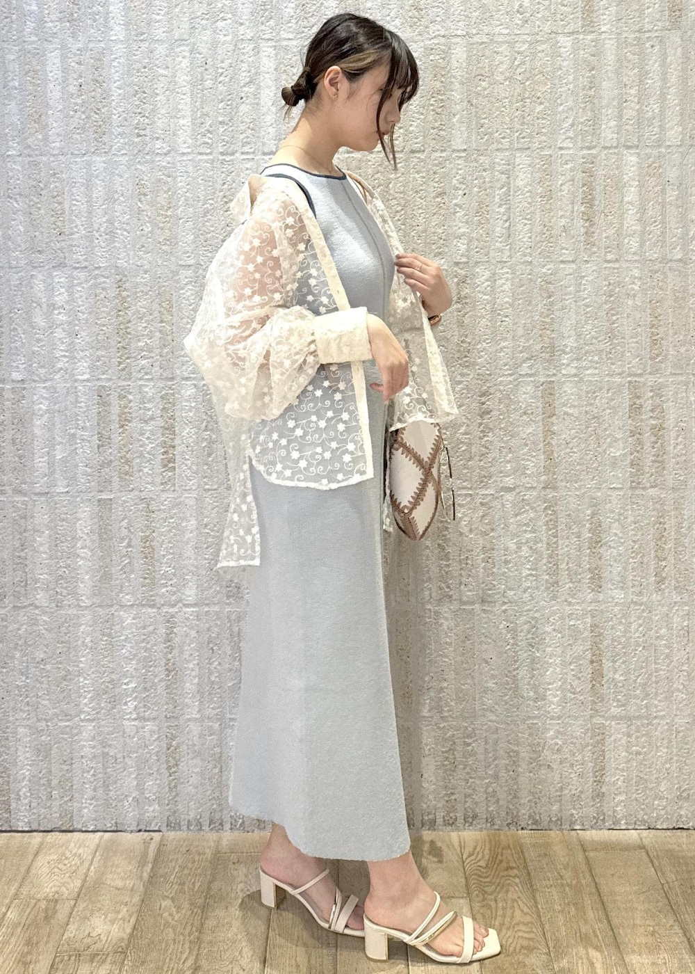 「ニットワンピース、ブルー、サックス、花柄、シアーシャツ、厚底、クッション性、シルバー、クロック編み、パッチワーク風の、バック、カラーレンズ、初春コーデ、春コーデ、初夏コーデ」｜「VISのニュアンスリングベルト（ベルト、ブラック系）」を使った、あおいさん（レディース・158cm）の春コーディネートの3枚目の写真