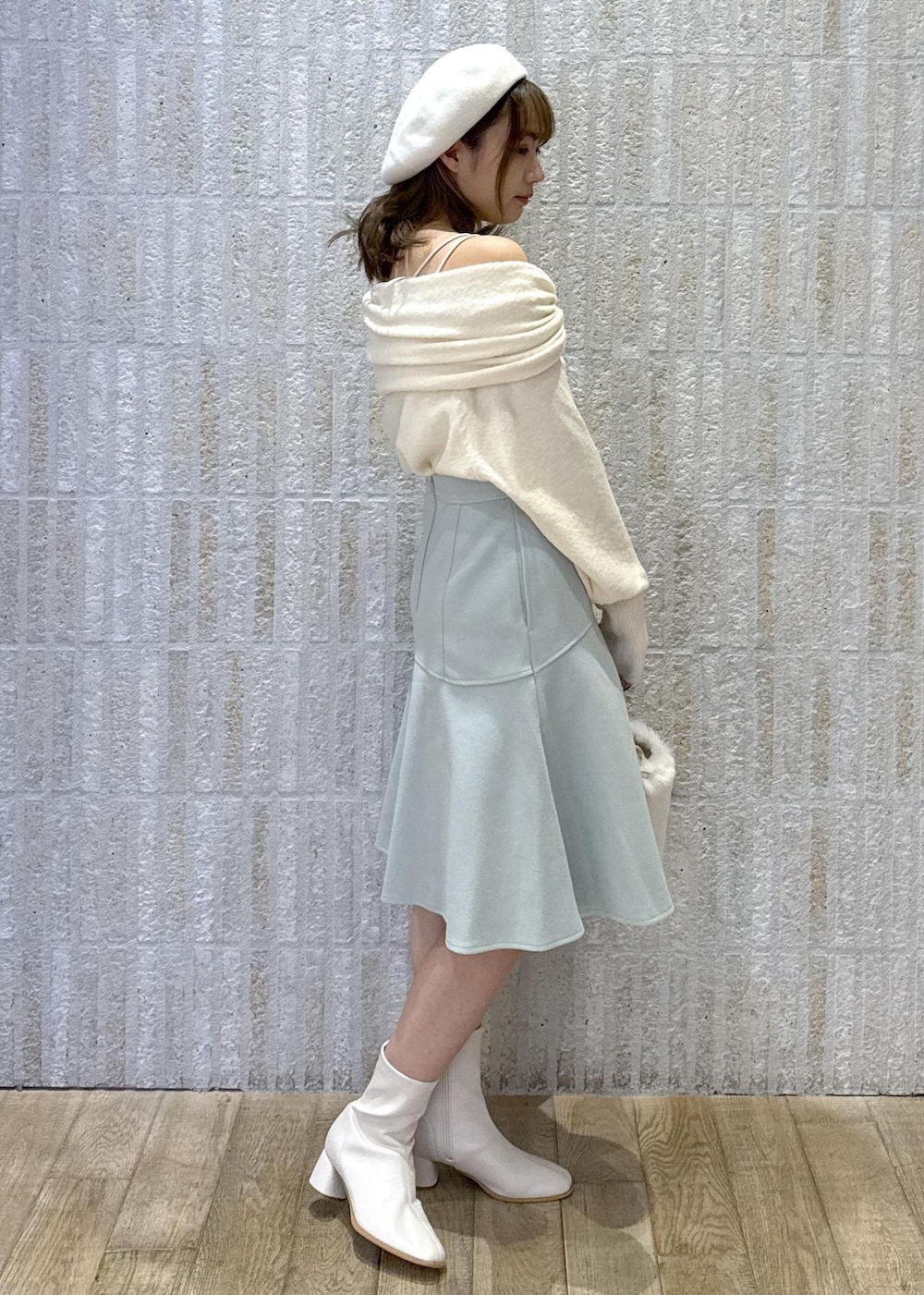 「カップ付きインナー、キナリ、オフホワイト、オフショル、肌見せ、フレア、ミントグリーン、ベレー帽、ファー、ショートブーツ、初秋コーデ、秋コーデ、デートコーデ、お出かけコーデ、推し活コーデ」｜「VISのベーシックウールベレー帽（ハンチング/ベレー帽、ホワイト系）」を使った、あおいさん（レディース・158cm）の秋コーディネートの4枚目の写真