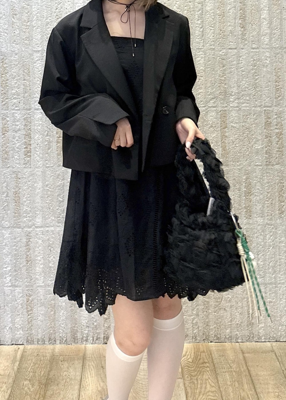 「カップ付きインナー、ロゴ、レース柄、キャミワンピ、レース、単丈、洗える、フラワー、バラモチーフ、バック、調整可能、くま、ハート、りぼん、リボン」｜「VISの【選べる着丈】カップ付きロゴ刺繍Wストラップキャミソール【洗える】（キャミソール、ブラック系）」を使った、あおいさん（レディース・158cm）の春コーディネートの5枚目の写真