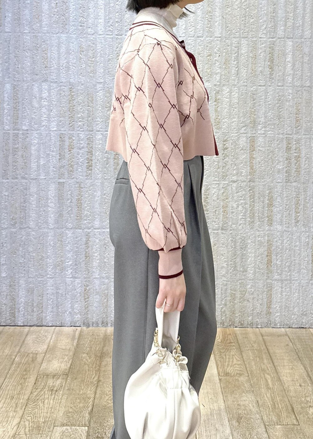 「モノグラム柄、ピンク、レッド、短丈、フェザー、シアー、タートルネック、ホワイト、ワイドパンツ、ウーリッシュ、洗える、グレー、チェーン付き、ゴールド、ショートブーツ」｜「VISのチェーン付きワンハンドルバッグ（ハンドバッグ、ホワイト系）」を使った、あおいさん（レディース・158cm）の冬コーディネートの8枚目の写真