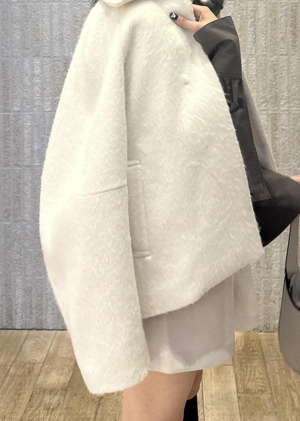 「リボン、ブラウス、ブラウン、シャーリング、シャギー、コート、ホワイト、メルトン、ショートパンツ、キナリ、厚底、フロントポッケ、ゴールド、秋コーデ、初冬コーデ」｜「Juzeのサイドバックルタンクソールロングブーツ（ブーツ、ブラウン系）」を使った、あおいさん（レディース・158cm）の秋コーディネートの8枚目の写真