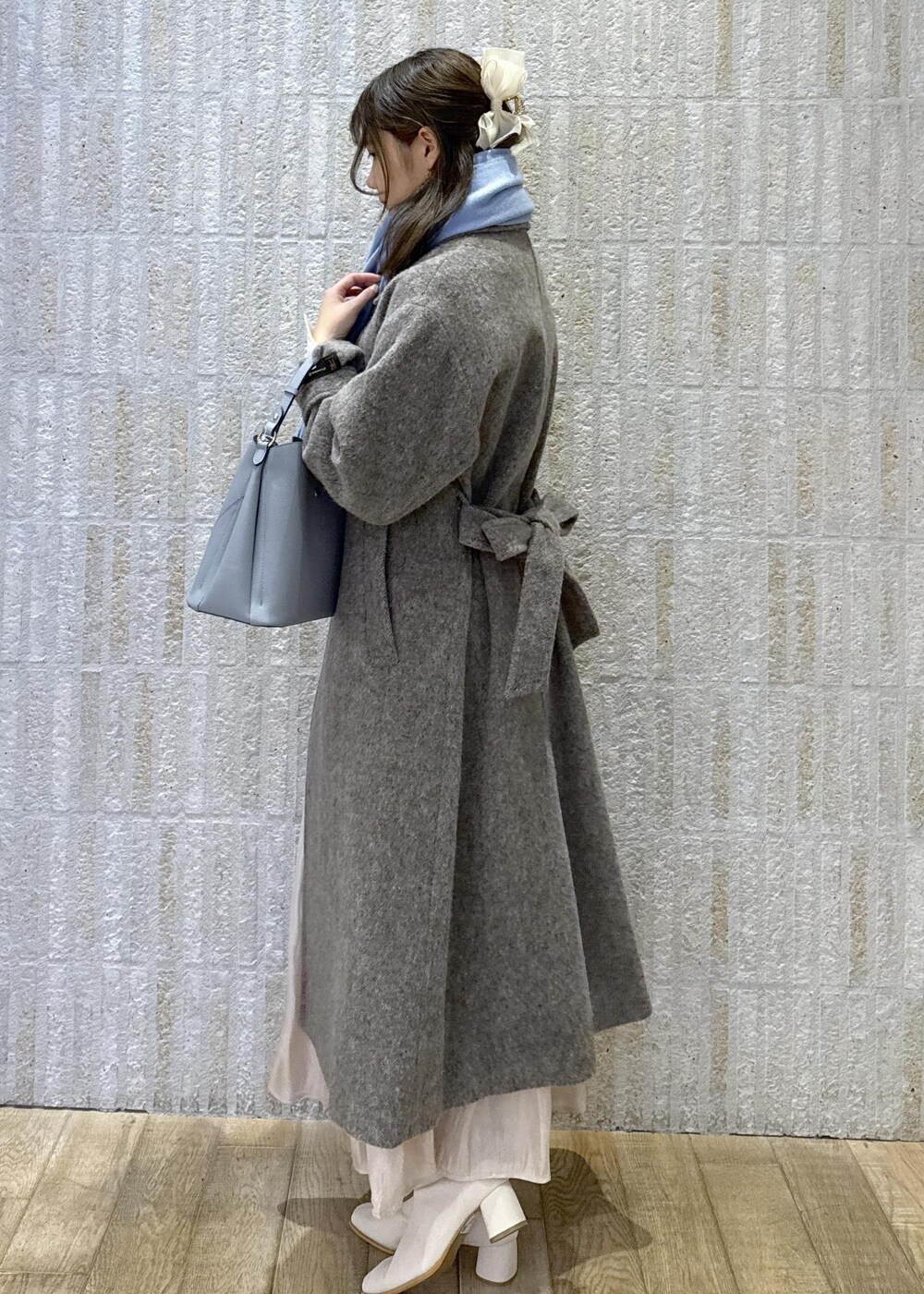 「尾州、コート、グレー、マフラー、カシミヤタッチ、ハートバック、ブルー、光沢、ウエストマーク、ショートブーツ、ホワイト、静電気防止、初冬コーデ、冬コーデ、デートコーデ」｜「VISの10mm巾変形メタルバックルピンレスベルト（ベルト、ブラック系）」を使った、あおいさん（レディース・158cm）の冬コーディネートの2枚目の写真