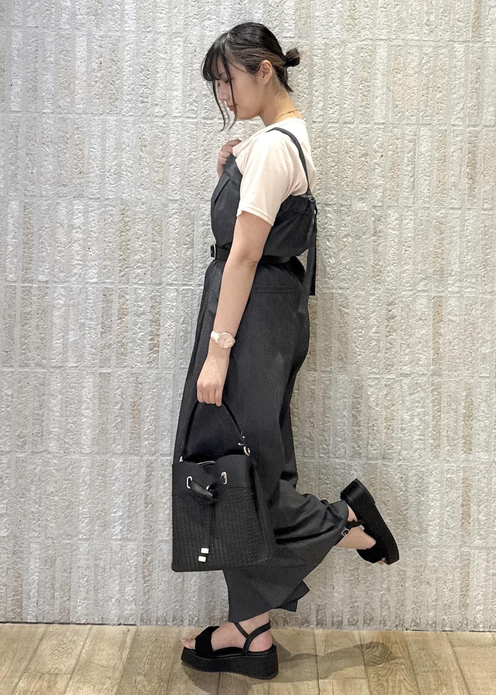 「ドレープ、Tシャツ、半袖、オールインワン、デニム、ベルト付き、カゴバック、ハートバック、2way、フリル、厚底、初春コーデ、春コーデ、初夏コーデ、夏コーデ」｜「VISの28mm幅ダブルDバックルベルト（ベルト、ブラック系）」を使った、あおいさん（レディース・158cm）の夏コーディネートの2枚目の写真