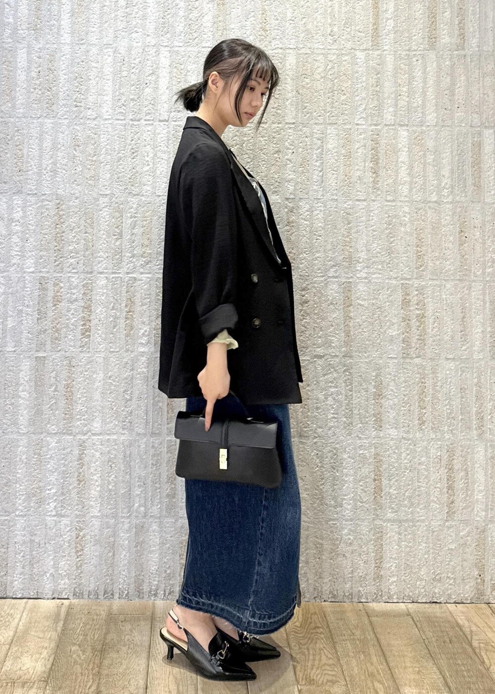 「ジャケット、接触冷感、洗える、ラメ、シアー、インナー、グリーン、花柄、スカーフ、デニム、Ｉライン、ヒール、ワンハンドル、2way、初春コーデ」｜「VISの【2WAY】ひねり金具ワンハンドルミニショルダーバッグ（ショルダーバッグ、ブラック系）」を使った、あおいさん（レディース・158cm）の春コーディネートの4枚目の写真