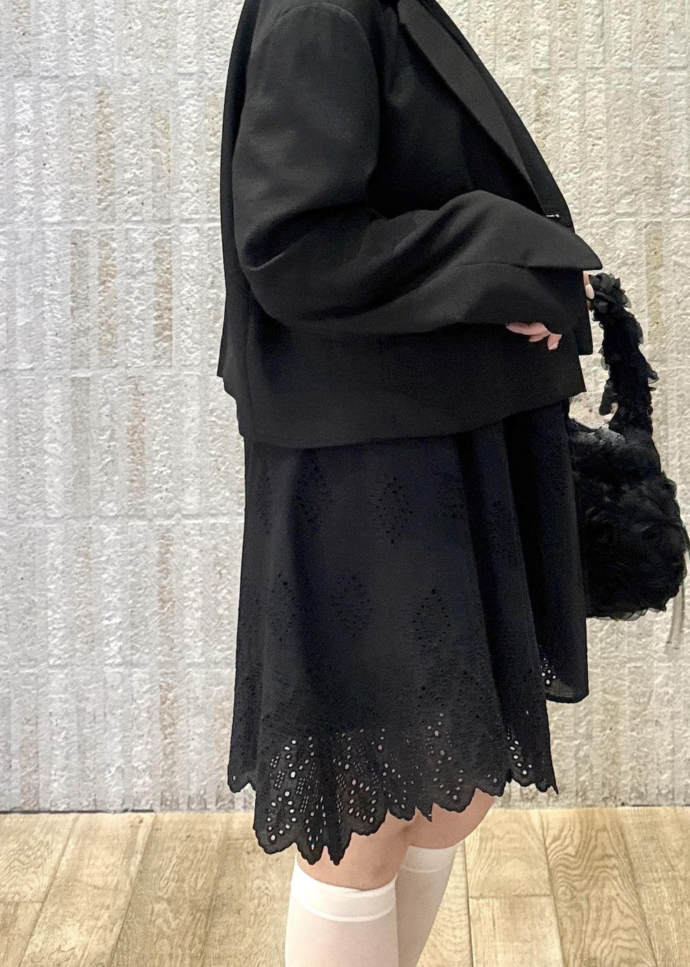 「カップ付きインナー、ロゴ、レース柄、キャミワンピ、レース、単丈、洗える、フラワー、バラモチーフ、バック、調整可能、くま、ハート、りぼん、リボン」｜「VISの【選べる着丈】カップ付きロゴ刺繍Wストラップキャミソール【洗える】（キャミソール、ブラック系）」を使った、あおいさん（レディース・158cm）の春コーディネートの8枚目の写真