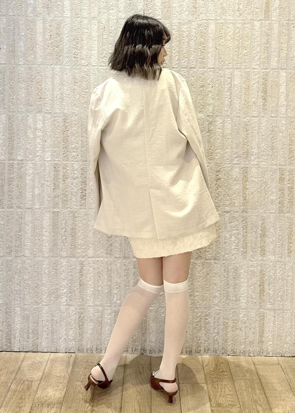 「フリル、ラッフル、リネンライク、洗える、フラワー、ミニ丈、インナーパンツ付き、リボン、ワンハンドル、ローファー、ヒール、キャメル、ゴールド、ロゴ、お花見」｜「VISの【新色追加】ハンドルリボンワンショルダーバッグ（ハンドバッグ、ホワイト系）」を使った、あおいさん（レディース・158cm）の春コーディネートの3枚目の写真