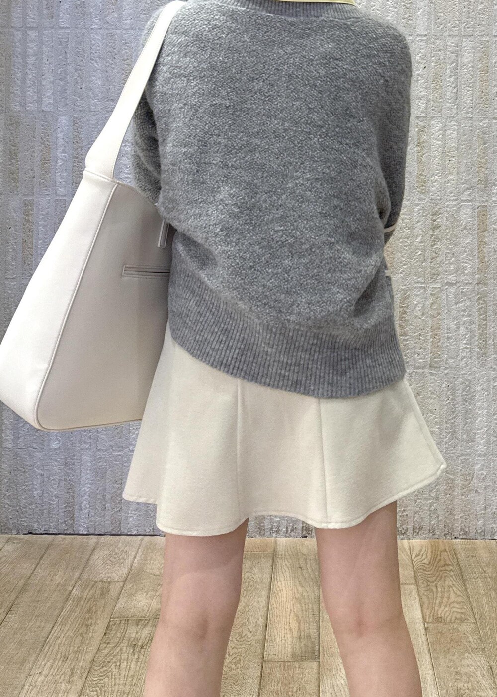 「イエロー、2way、リボン、刺繍、グレー、ニット、A4サイズ対応、キナリ、フレアスカート、ショートブーツ、初春コーデ、春コーデ、デートコーデ、お出かけコーデ、旅行コーデ」｜「VISの【A4収納】ホーボーバッグ（トートバッグ、ホワイト系）」を使った、あおいさん（レディース・158cm）の冬コーディネートの7枚目の写真