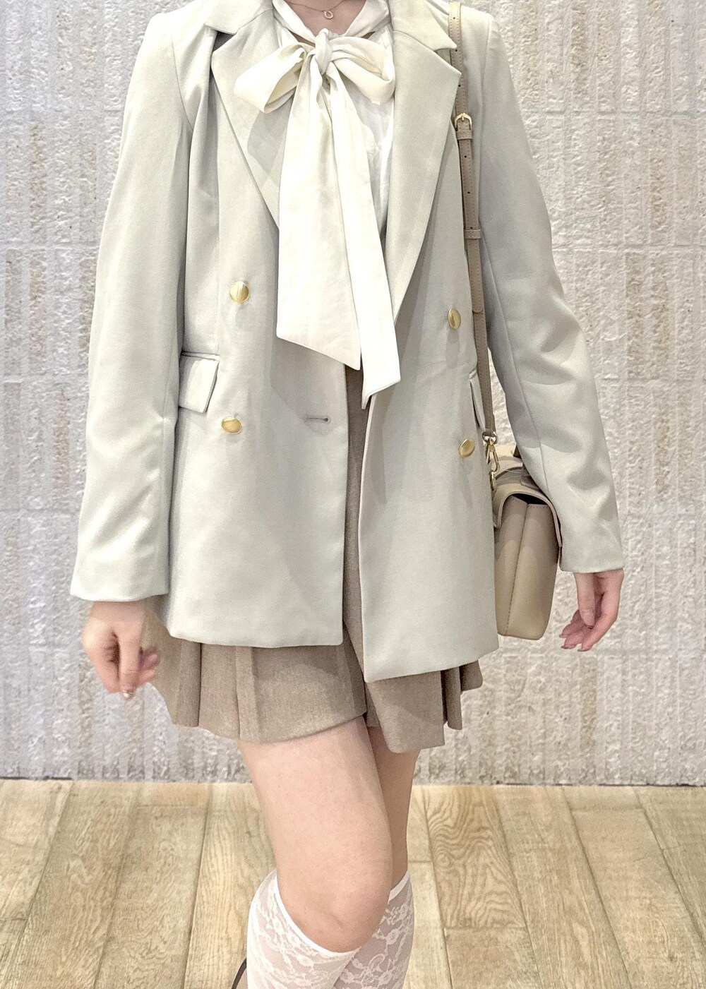 「ボウタイブラウス、リボン、コンフォート、プリーツ、ワンハンドル、洗える、シワ防止、初春コーデ、春コーデ、デートコーデ、お出かけコーデ、女子会コーデ、レイヤード、パンツスタイル、VIS」｜「VISの【セレモニー/通勤対応】【新色追加】ひねり金具ワンハンドルミニショルダーバッグ（ショルダーバッグ、ベージュ系）」を使った、あおいさん（レディース・158cm）の春コーディネートの5枚目の写真