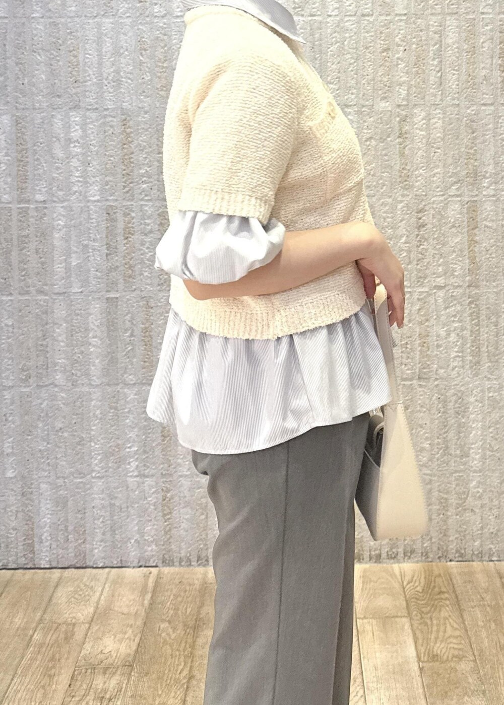 「ストライプ、ベージュ、オレンジ、ブークレ、フレアパンツ、ストレート、リボン、ワンハンドル、ロゴ、初春コーデ、春コーデ、初夏コーデ、夏コーデ、デートコーデ、お出かけコーデ」｜「VISの【新色追加】ハンドルリボンワンショルダーバッグ（ハンドバッグ、ホワイト系）」を使った、あおいさん（レディース・158cm）の春コーディネートの8枚目の写真