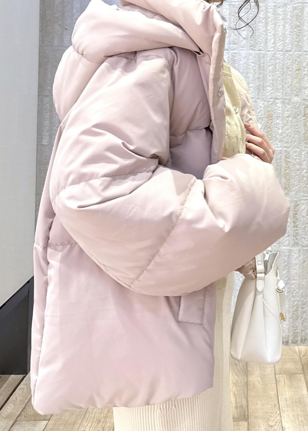 「POLO、キナリ、ロゴ、ダウン、ピンク、破水加工、セットアイテム、ウエストマーク、ブラウン、ラビット、ハート、バック、オフホワイト、厚底ブーツ、初冬コーデ」｜「Juzeのタンクソールサイドニットブーツ（ブーツ、ホワイト系）」を使った、あおいさん（レディース・158cm）の冬コーディネートの8枚目の写真