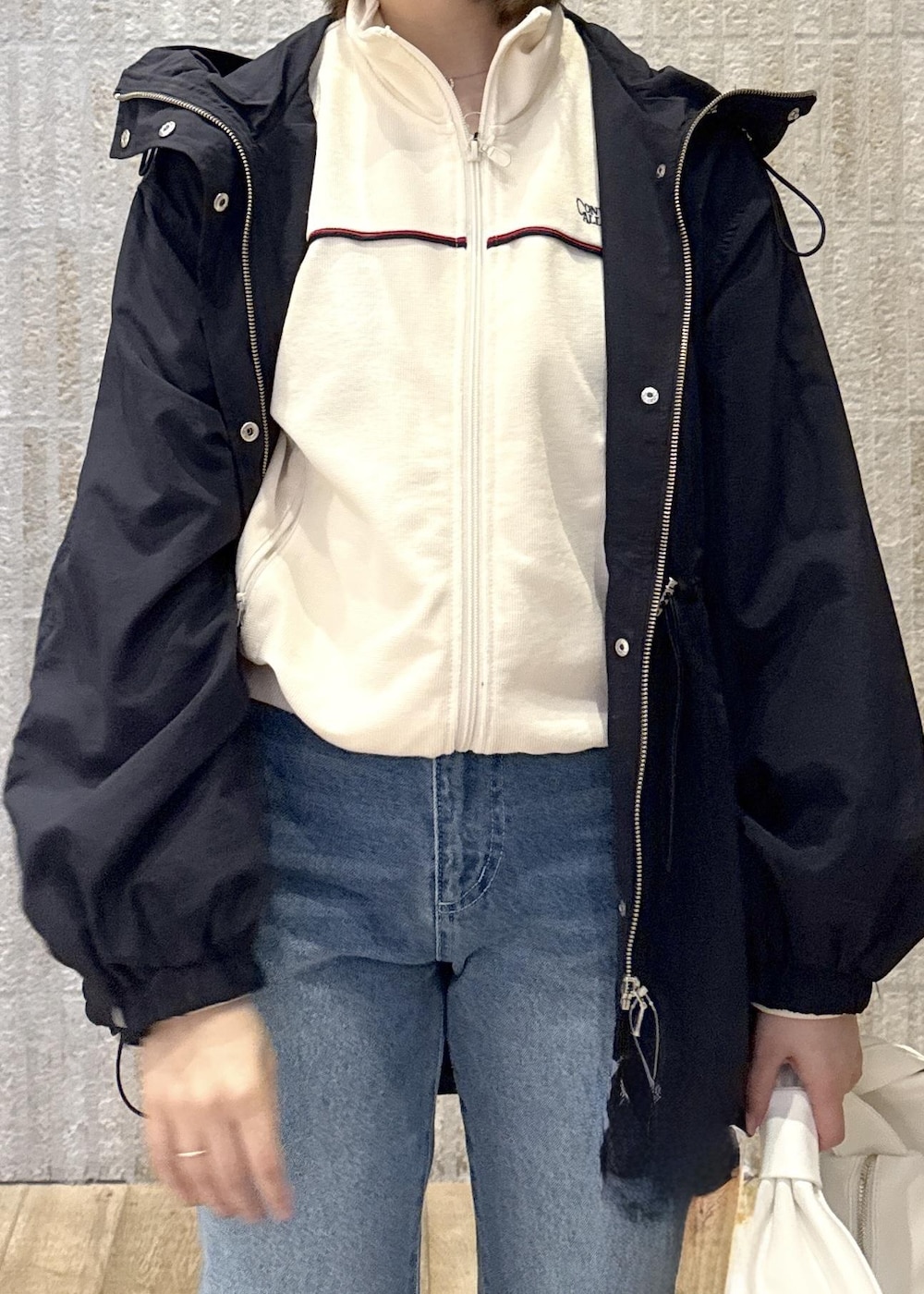 「ツイル、ロゴ、ロゴ刺繍、CONVERSE、ライン、キナリ、セットアップ対応、撥水加工、花粉ガード、フレアデニム、厚底スニーカー、PUMA、リボン、初春コーデ、春コーデ」｜「VISの【定番人気】【撥水/花粉ガード】ウエストドロストマウンテンパーカー（マウンテンパーカー、ブルー系）」を使った、あおいさん（レディース・158cm）の春コーディネートの5枚目の写真