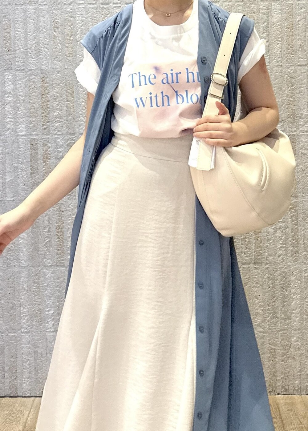 「ロゴ、ジレ、ロング、フラワー、洗える、シワ防止、初春コーデ、春コーデ、初夏コーデ、夏コーデ、デートコーデ、お出かけコーデ、旅行コーデ、女子会コーデ、レイヤード」｜「VISのフロント斜めポケットショルダー（ショルダーバッグ、ホワイト系）」を使った、あおいさん（レディース・158cm）の春コーディネートの5枚目の写真