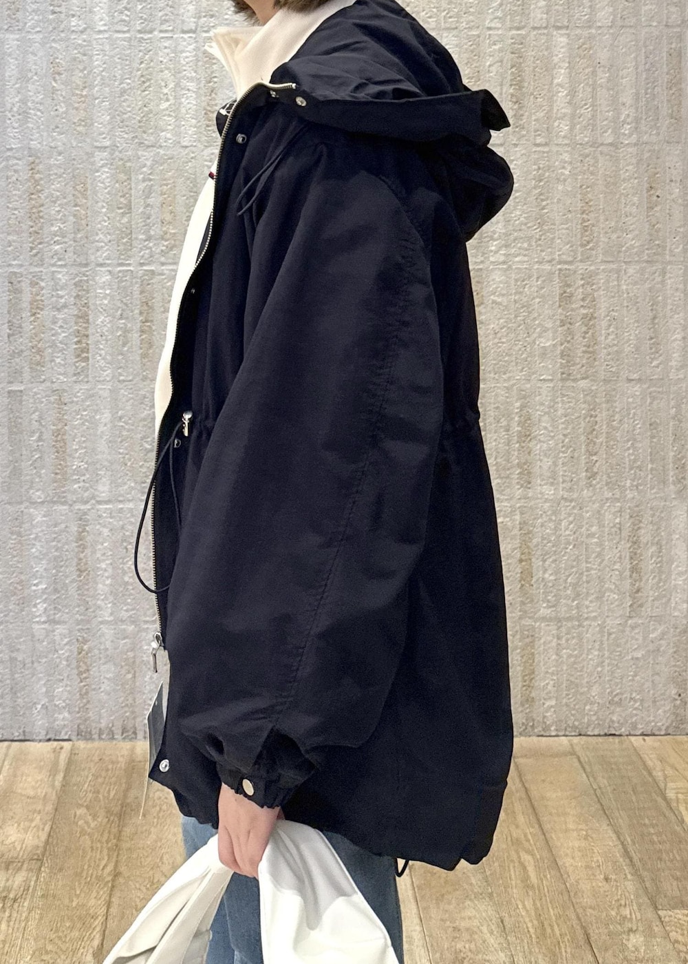 「ツイル、ロゴ、ロゴ刺繍、CONVERSE、ライン、キナリ、セットアップ対応、撥水加工、花粉ガード、フレアデニム、厚底スニーカー、PUMA、リボン、初春コーデ、春コーデ」｜「VISの【定番人気】【撥水/花粉ガード】ウエストドロストマウンテンパーカー（マウンテンパーカー、ブルー系）」を使った、あおいさん（レディース・158cm）の春コーディネートの6枚目の写真