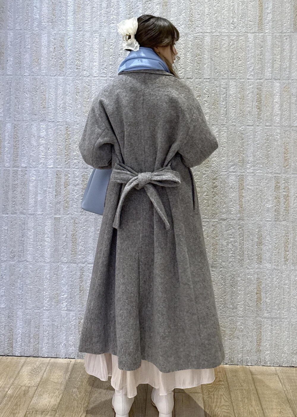 「尾州、コート、グレー、マフラー、カシミヤタッチ、ハートバック、ブルー、光沢、ウエストマーク、ショートブーツ、ホワイト、静電気防止、初冬コーデ、冬コーデ、デートコーデ」｜「VISの10mm巾変形メタルバックルピンレスベルト（ベルト、ブラック系）」を使った、あおいさん（レディース・158cm）の冬コーディネートの3枚目の写真