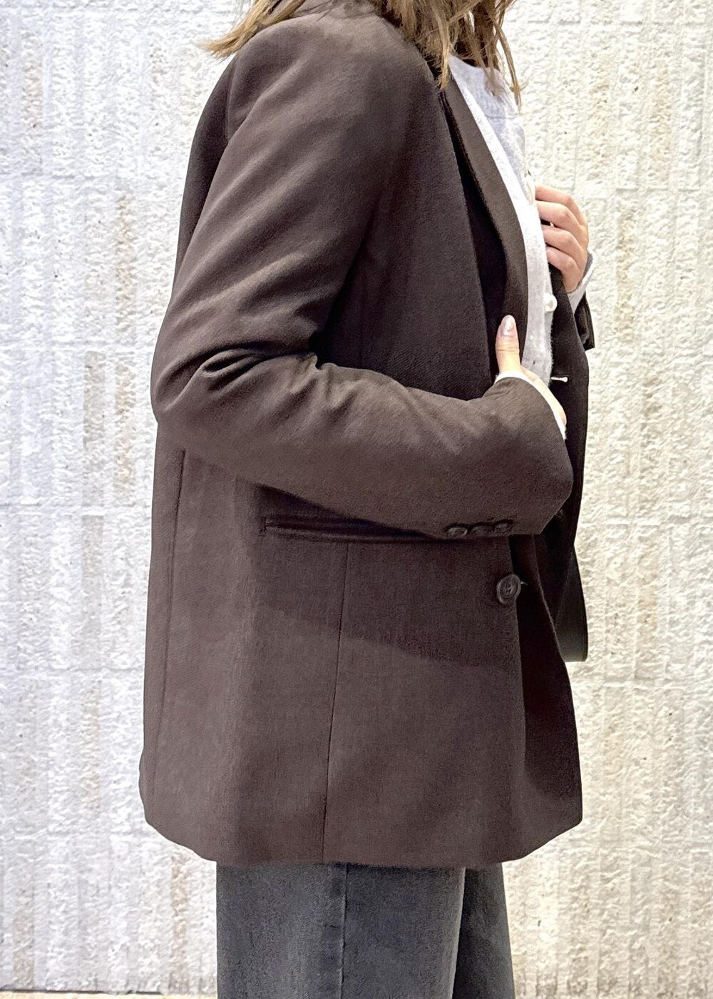 ブラック系のハンドバッグ、ホワイト系のキャミソール、ブラック系のパンプスを着用したレディースの秋コーディネートの8枚目の写真