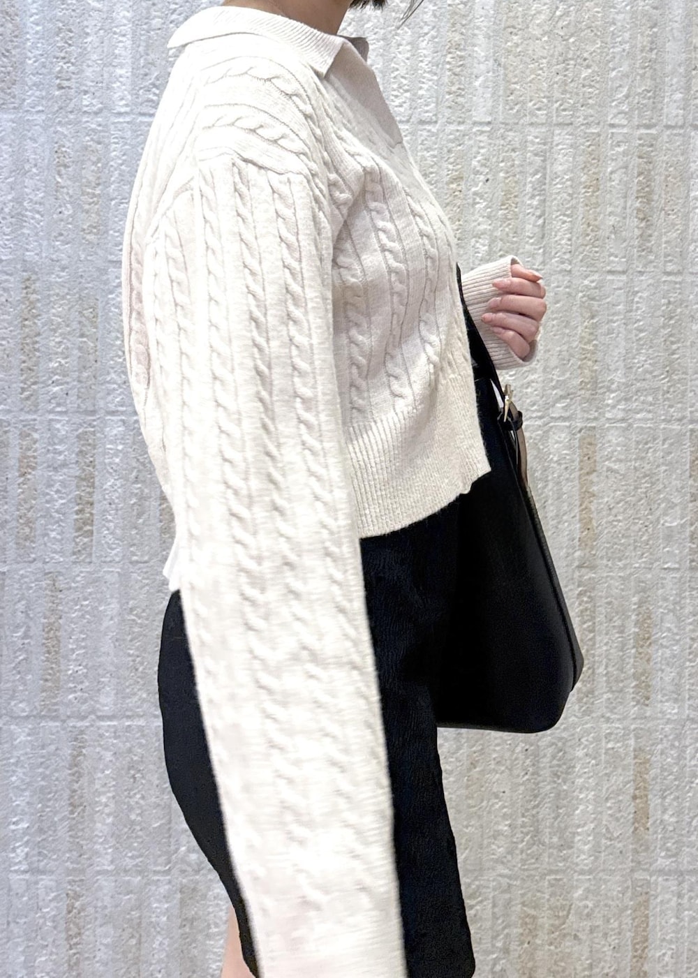 「DILIGENCE PARLOUR、ケーブルニット、ベージュ、刺繍、ローズ、ジャガード、花柄、透け感、ブラック、厚底ブーツ、A4サイズ対応、リバーシブル、カップ付きインナー、初春コーデ、春コーデ」｜「VISの【洗える】ダブルストラップ短丈カップ付きキャミソール（キャミソール、ブラック系）」を使った、あおいさん（レディース・158cm）の冬コーディネートの6枚目の写真