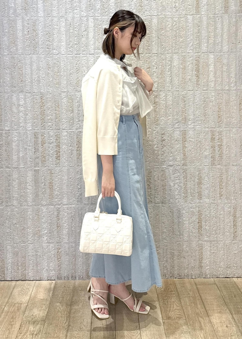 「リボン、サックス、でにむ、デニム、ハート、2way、ショルダー、厚底、初春コーデ、春コーデ、初夏コーデ、夏コーデ、デートコーデ、お出かけコーデ、旅行コーデ」｜「VISの【洗える】ダブルハートボタンカーディガン（カーディガン/ボレロ、ホワイト系）」を使った、あおいさん（レディース・158cm）の春コーディネートの2枚目の写真