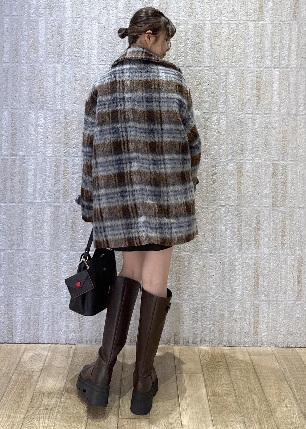 「ふわきら、ブルー、Ｖネック、Pコート、チェック、ボンディング加工、ブラック、厚底ブーツ、ブラウン、バック、ハート、ラブレター、初冬コーデ、冬コーデ、デートコーデ」｜「Juzeのサイドバックルタンクソールロングブーツ（ブーツ、ブラウン系）」を使った、あおいさん（レディース・158cm）の冬コーディネートの3枚目の写真