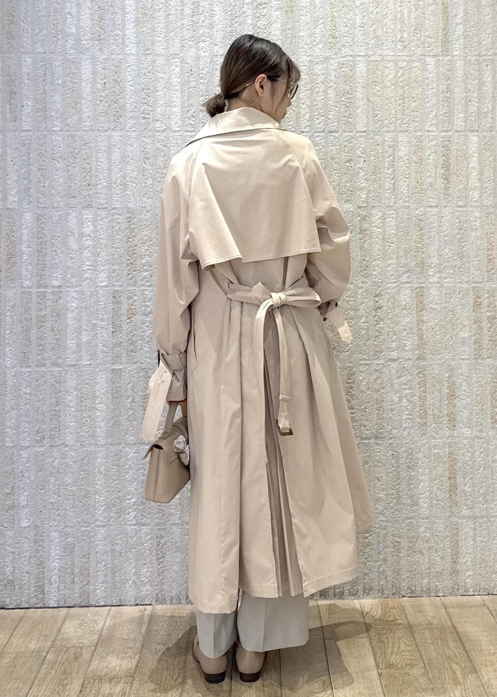 「ロゴ、バレー、バックプリーツ、撥水加工、ミントグリーン、洗える、ワンハンドル、ゴールド、2way、初春コーデ、春コーデ、デートコーデ、お出かけコーデ、旅行コーデ、女子会コーデ」｜「VISの【セレモニー/通勤対応】【新色追加】ひねり金具ワンハンドルミニショルダーバッグ（ショルダーバッグ、ベージュ系）」を使った、あおいさん（レディース・158cm）の冬コーディネートの4枚目の写真