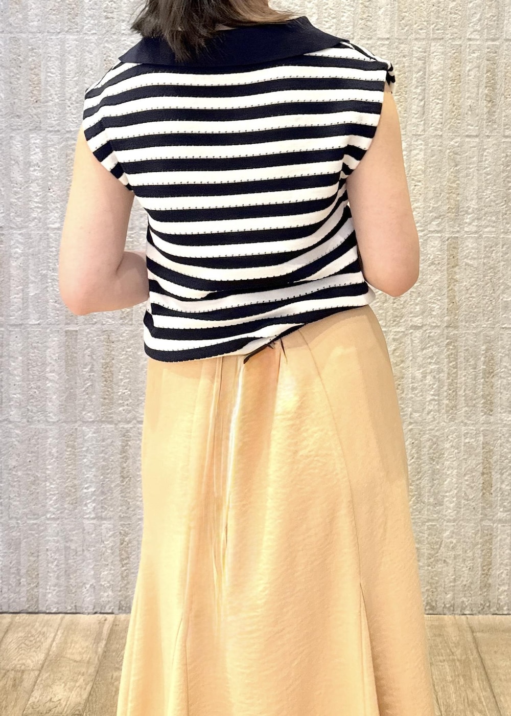 「カップ付きインナー、スキッパー開き、フレア、マーメイド、ショルダー、ワンハンドル、2way、ゴールド、フラット、初春コーデ、春コーデ、初夏コーデ、夏コーデ、デートコーデ、お出かけコーデ」｜「VISの【選べる着丈】カップ付きロゴ刺繍Wストラップキャミソール【洗える】（キャミソール、ホワイト系）」を使った、あおいさん（レディース・158cm）の夏コーディネートの7枚目の写真