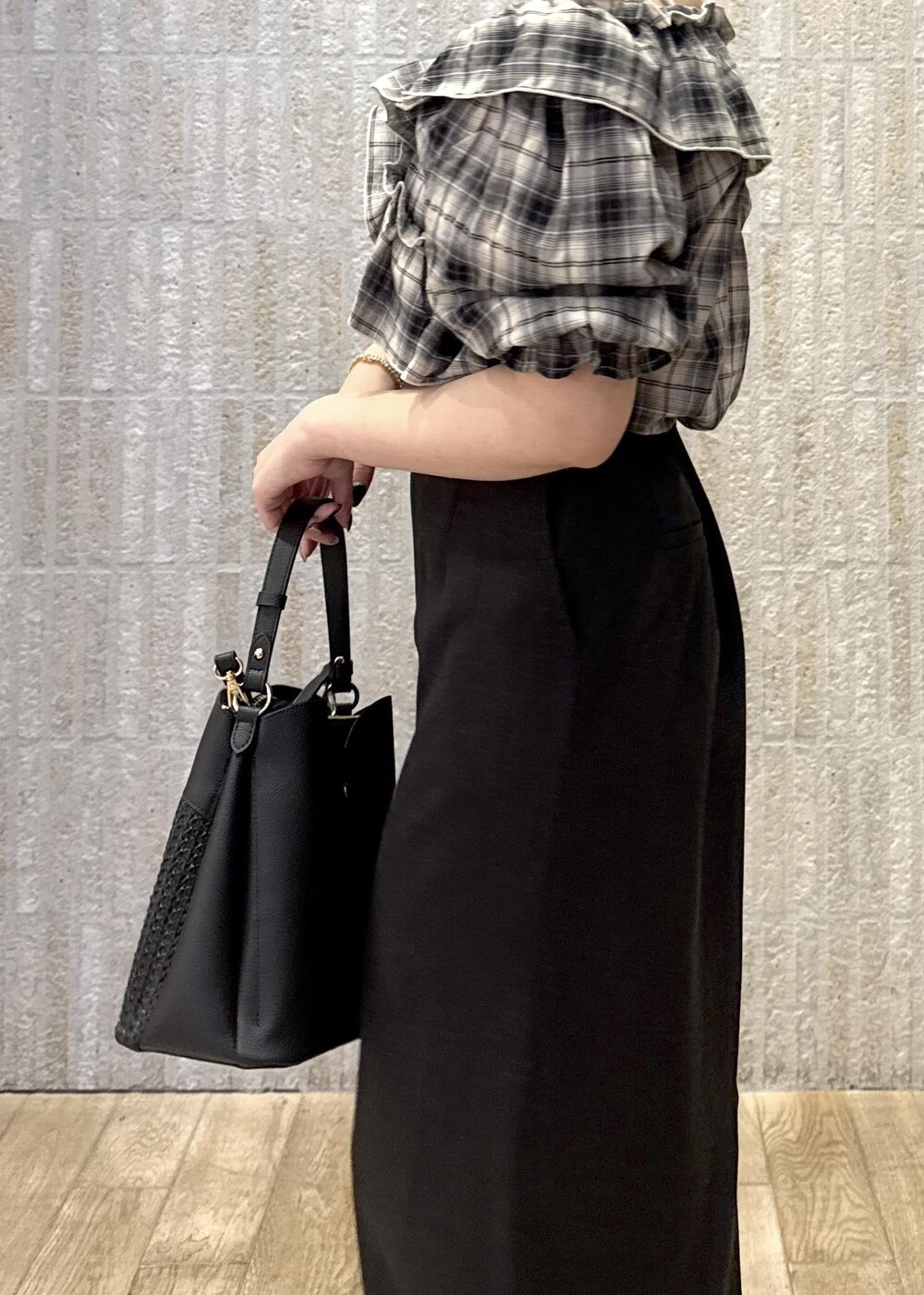 「オフショル、2way、チェック、カップ付きインナー、麻、タイトスカート、スリット、Iライン、カゴバック、ショルダー、ハートバック、厚底、初春コーデ、春コーデ、初夏コーデ」｜「VISの【選べる着丈】カップ付きロゴ刺繍Wストラップキャミソール【洗える】（キャミソール、ホワイト系）」を使った、あおいさん（レディース・158cm）の夏コーディネートの7枚目の写真