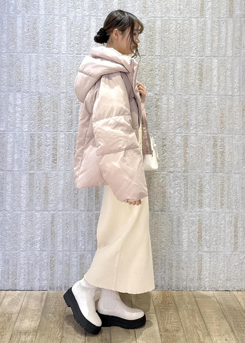 「POLO、キナリ、ロゴ、ダウン、ピンク、破水加工、セットアイテム、ウエストマーク、ブラウン、ラビット、ハート、バック、オフホワイト、厚底ブーツ、初冬コーデ」｜「Juzeのタンクソールサイドニットブーツ（ブーツ、ホワイト系）」を使った、あおいさん（レディース・158cm）の冬コーディネートの4枚目の写真
