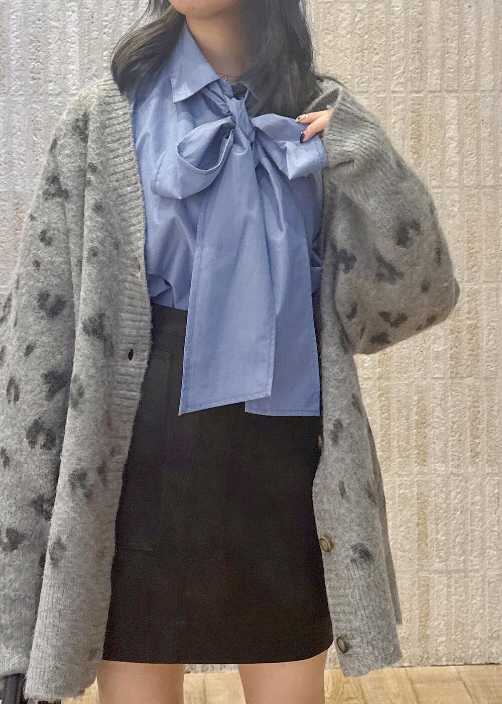 「レオパード、リボン、ブルー、シャツ、シャーリング、レザー、タイトミニスカート、ベレー帽、厚底ブーツ、ロング、ワンハンドル、ブラック、グレー、初秋コーデ、秋コーデ」｜「VISの【2WAY】ひねり金具ワンハンドルミニショルダーバッグ（ショルダーバッグ、ブラック系）」を使った、あおいさん（レディース・158cm）の秋コーディネートの6枚目の写真