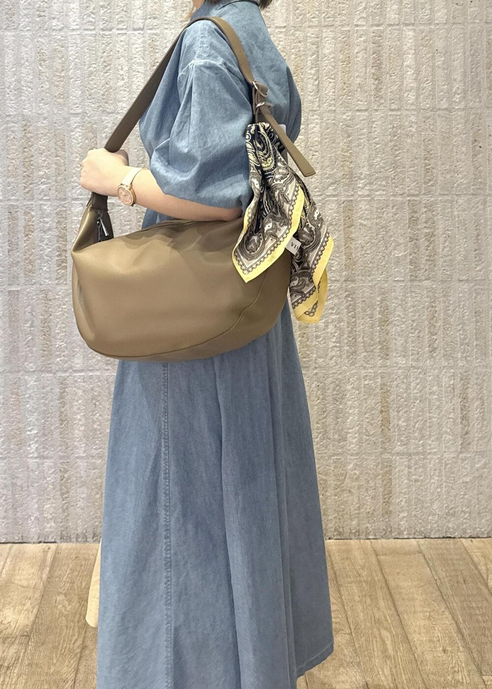 「シャーリング、キャミワンピース、デニム、パフスリーブ、ロング、シワ防止、バックリボン、ウエストマーク、ローファー、ヒール、ショルダー、初春コーデ、春コーデ、初夏コーデ、夏コーデ」｜「VISの18mm幅ニュアンス変形ベルト（ベルト、ブラウン系）」を使った、あおいさん（レディース・158cm）の春コーディネートの6枚目の写真