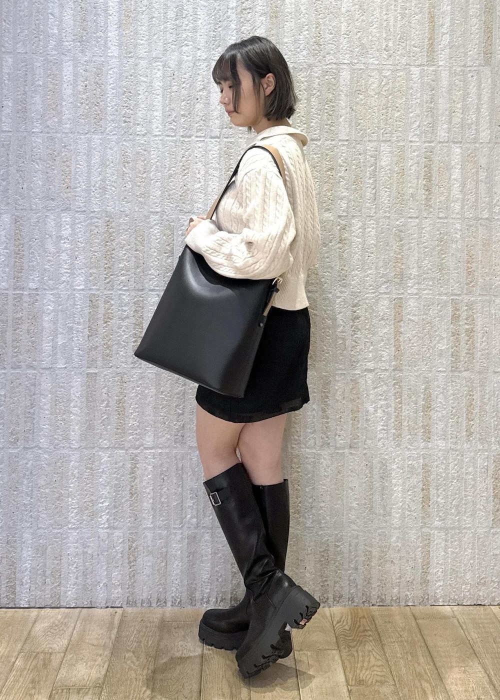 「DILIGENCE PARLOUR、ケーブルニット、ベージュ、刺繍、ローズ、ジャガード、花柄、透け感、ブラック、厚底ブーツ、A4サイズ対応、リバーシブル、カップ付きインナー、初春コーデ、春コーデ」｜「VISの【洗える】ダブルストラップ短丈カップ付きキャミソール（キャミソール、ブラック系）」を使った、あおいさん（レディース・158cm）の冬コーディネートの2枚目の写真