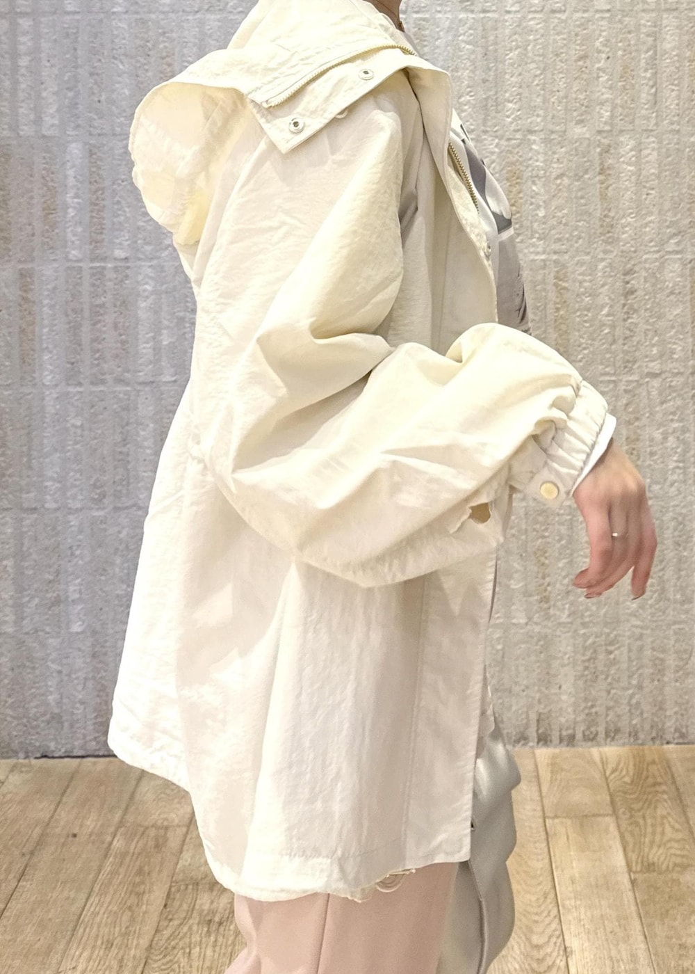 「ロンＴ、ロゴ、テーパード、洗える、シワ防止、通勤対応、キナリ、リボン、シルバー、メタル、ハート、パンプス、初春コーデ、春コーデ、デートコーデ」｜「VISの【セレモニー/通勤対応】ツイルワンタックテーパードパンツ】【洗える/防シワ】（その他パンツ、ピンク系）」を使った、あおいさん（レディース・158cm）の春コーディネートの8枚目の写真