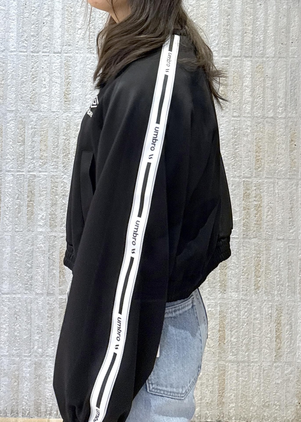 ブラック系のパンプス、グレー系のキャミソール、ブラック系のその他アウターを着用したレディースの冬コーディネートの5枚目の写真