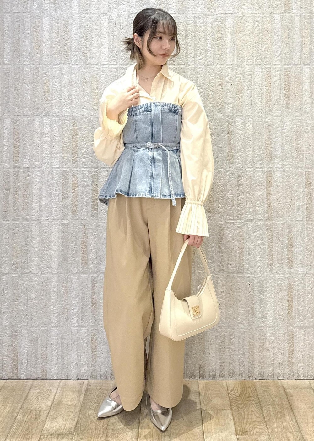 「袖プリーツ、2way、デニム、チノパン、クリーム、サックス、ワンハンドル、リボン、シルバー、ヒール、初春コーデ、春コーデ、デートコーデ、お出かけコーデ、女子会コーデ」｜「VISの【新色追加】ハンドルリボンワンショルダーバッグ（ハンドバッグ、ホワイト系）」を使った、あおいさん（レディース・158cm）の春コーディネートの9枚目の写真