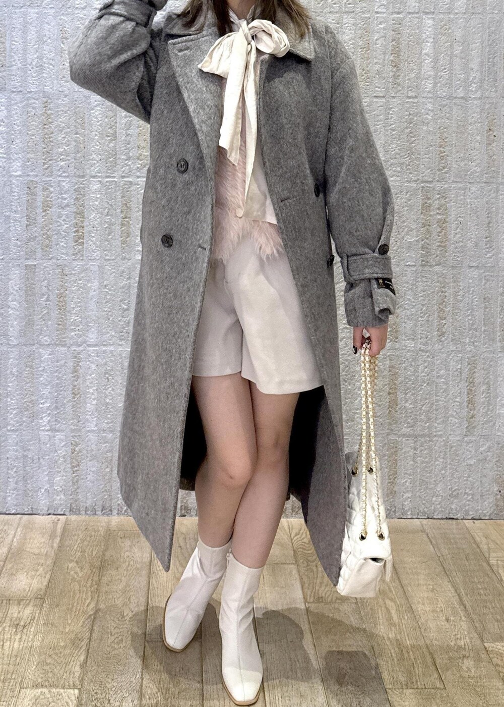 「尾州、ロングコート、チャコール、ベレー帽、ホワイト、キナリ、ブラウス、レース、リボン、ラビット、ピンク、ファー、ショートパンツ、ショートブーツ、キルティング」｜「VISのベーシックウールベレー帽（ハンチング/ベレー帽、ホワイト系）」を使った、あおいさん（レディース・158cm）の秋コーディネートの4枚目の写真