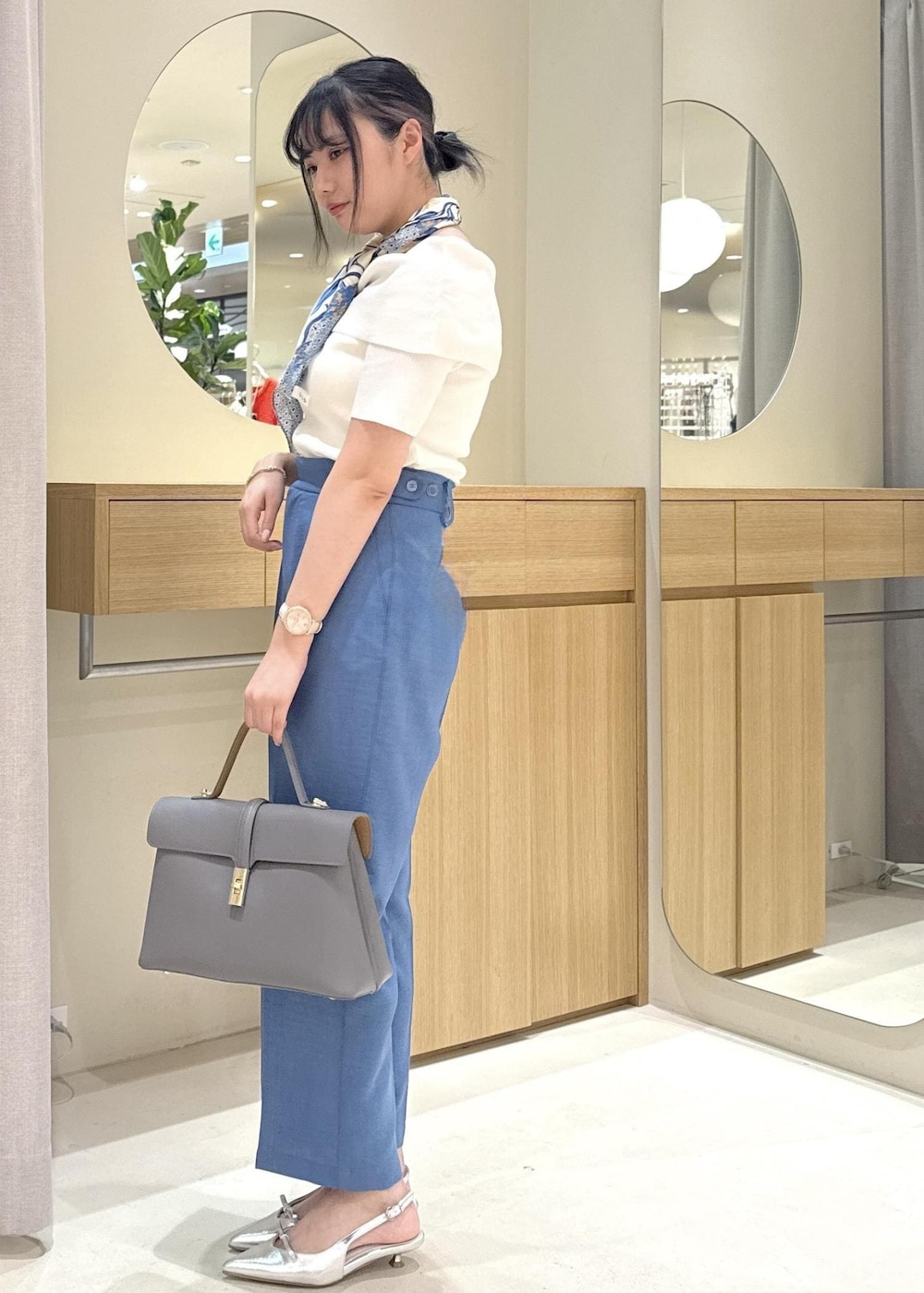 「洗える、シワ防止、ワンハンドル、リボン、ヒール、初春コーデ、春コーデ、初夏コーデ、夏コーデ、デートコーデ、お出かけコーデ、旅行コーデ、推し活コーデ、女子会コーデ、パンツスタイル」｜「VISの【新色追加】ひねり金具ワンハンドルバッグ【2WAY】（ハンドバッグ、グレー系）」を使った、あおいさん（レディース・158cm）の春コーディネートの2枚目の写真