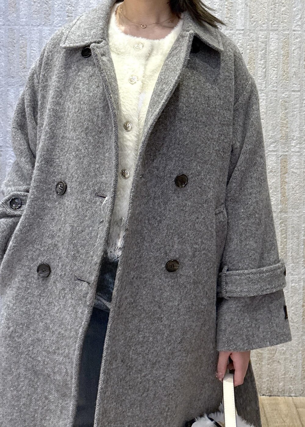 「尾州コート、グレー、メタル釦、ファー、ホワイト、デニム、ストレート、ショートブーツ、サックス、初冬コーデ、冬コーデ、お出かけコーデ、女子会コーデ、大人カジュアル、パンツスタイル」｜「Juzeのストレッチヒールショートブーツ（ブーツ、ホワイト系）」を使った、あおいさん（レディース・158cm）の冬コーディネートの7枚目の写真